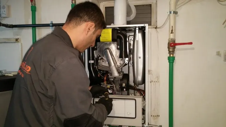 Echipa Instalatorii.ro la lucru pe o centrală termică industrială